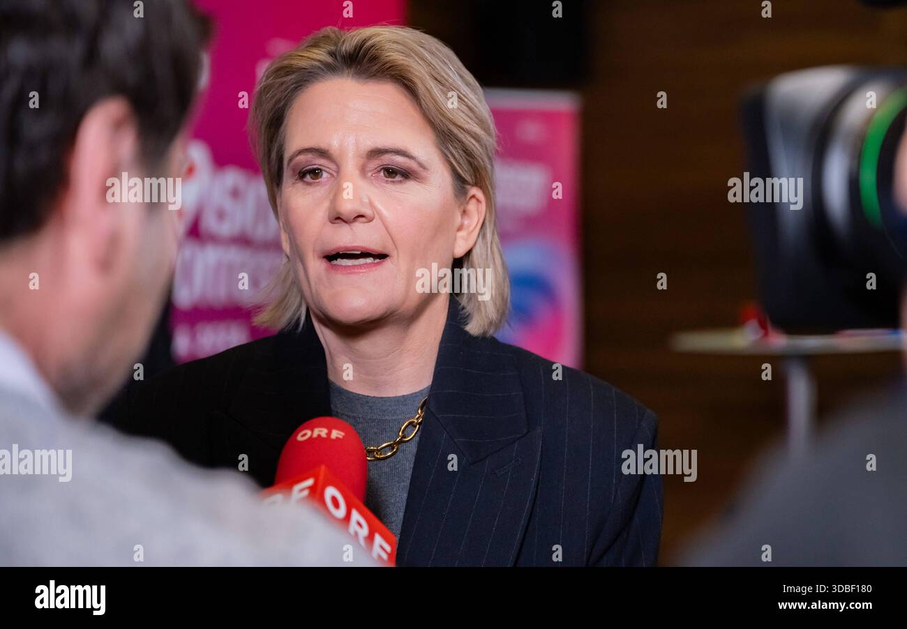 20251216 Eurovision Song Contest 2026 - ORF-Medienupdate WIEN, OESTERREICH - 16. DEZEMBER: Sujet - Symbolbild - Mediengespraech anlaesslich eines ORF Updates zum 70. ESC - Eurovision Song Contest vom 12. bis zum 16. Mai 2026 in Wien im Foyer der Halle F der Wiener Stadthalle am 16. Dezember 2025 in Wien, Oesterreich. 251216 SEPA 17 048 Copyright: XIsabellexOuvrardx SEPAxMedia Stockfoto