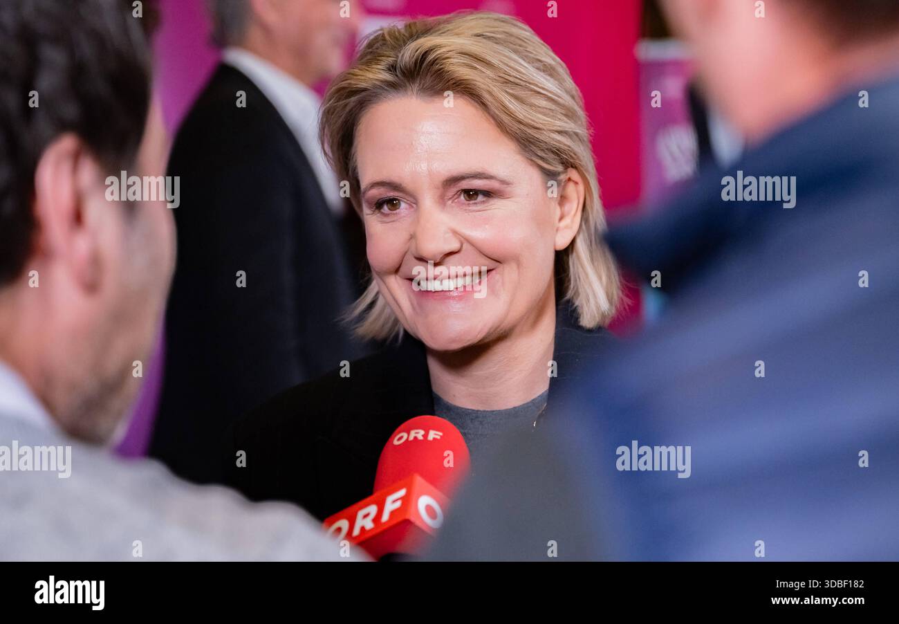 20251216 Eurovision Song Contest 2026 - ORF-Medienupdate WIEN, OESTERREICH - 16. DEZEMBER: Sujet - Symbolbild - Mediengespraech anlaesslich eines ORF Updates zum 70. ESC - Eurovision Song Contest vom 12. bis zum 16. Mai 2026 in Wien im Foyer der Halle F der Wiener Stadthalle am 16. Dezember 2025 in Wien, Oesterreich. 251216 SEPA 17 049 Copyright: XIsabellexOuvrardx SEPAxMedia Stockfoto