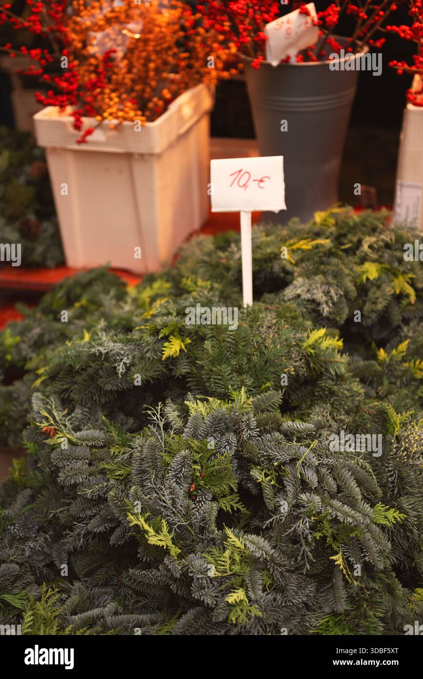Frische immergrüne Kränze und weihnachtliches Grün werden an einem Marktstand in Freiburg ausgestellt. Stockfoto