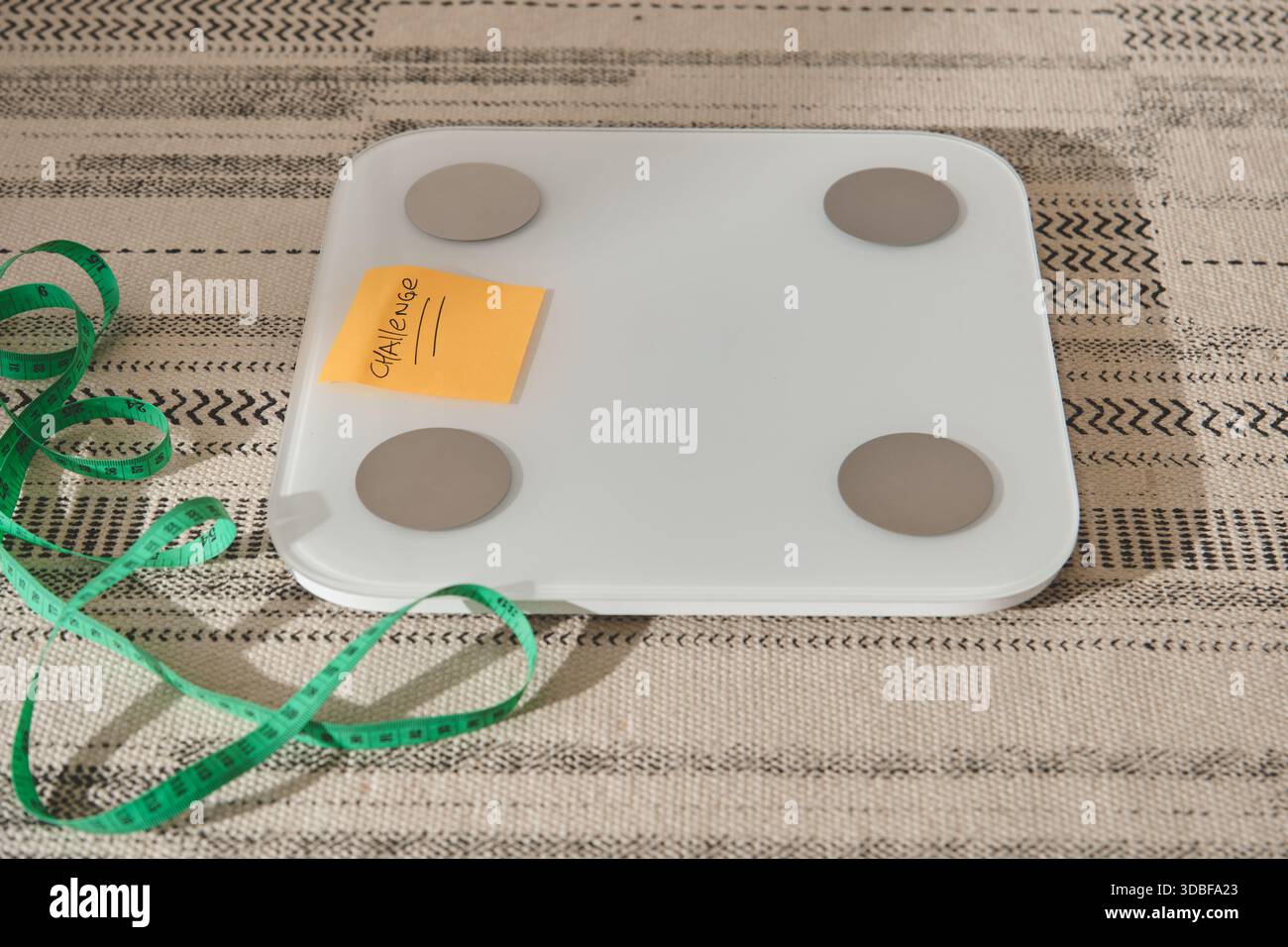 Waage und Maßband symbolisieren Diät- und Fitnessziele Stockfoto