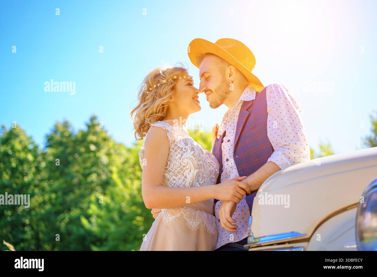 Schönes junges Paar, das am Auto steht || Model veröffentlicht Stockfoto