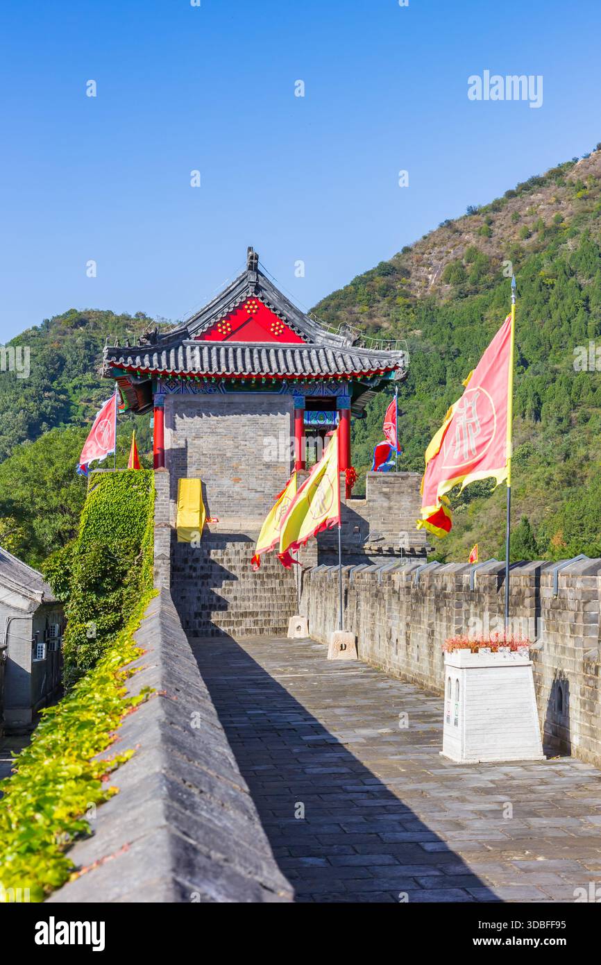 Flaggen an der Chinesischen Mauer in der Nähe von Huangyaguan, China Stockfoto