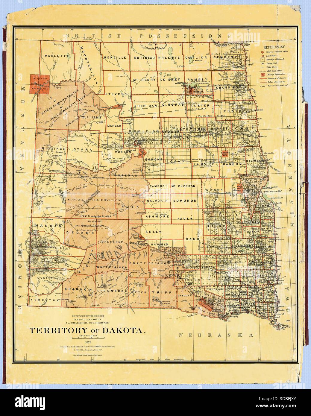 Dies ist eine verbesserte, restaurierte Reproduktion einer antiken Karte des Territoriums von Dakota (heute Nord- und Süd-Dakota) aus dem Jahr 1879, die die Indianerreservate hervorhebt. Die Restaurierung bewahrt den historischen Charakter der Karte und verbessert gleichzeitig die Lesbarkeit. Es zeigt Grafschaften, Townships, Eisenbahnen, Flüsse und Reservationsgebiete. Alterspuren – subtile Papierabnutzung, Randbeschwerden und schwache Verfärbungen – werden als Teil der Restaurierung beibehalten. Stockfoto