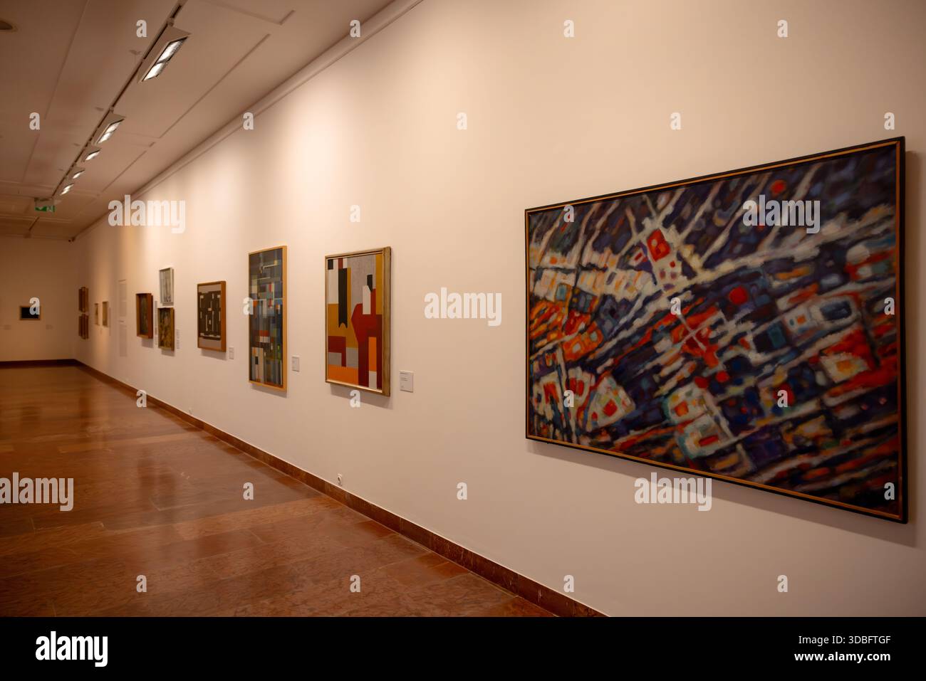 Zeitgenössische abstrakte Kunstwerke, die in der Ungarischen Nationalgalerie im Schloss Buda in Budapest, Ungarn, ausgestellt werden, mit auffälligen geometrischen Formen und modernem Design Stockfoto