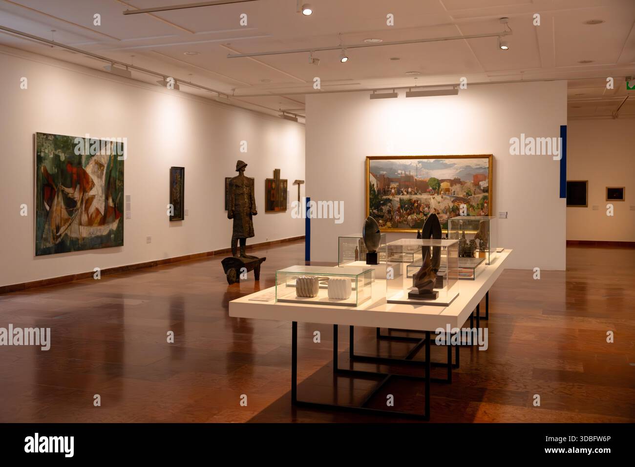 Zeitgenössische abstrakte Kunstwerke, die in der Ungarischen Nationalgalerie im Schloss Buda in Budapest, Ungarn, ausgestellt werden, mit auffälligen geometrischen Formen und modernem Design Stockfoto