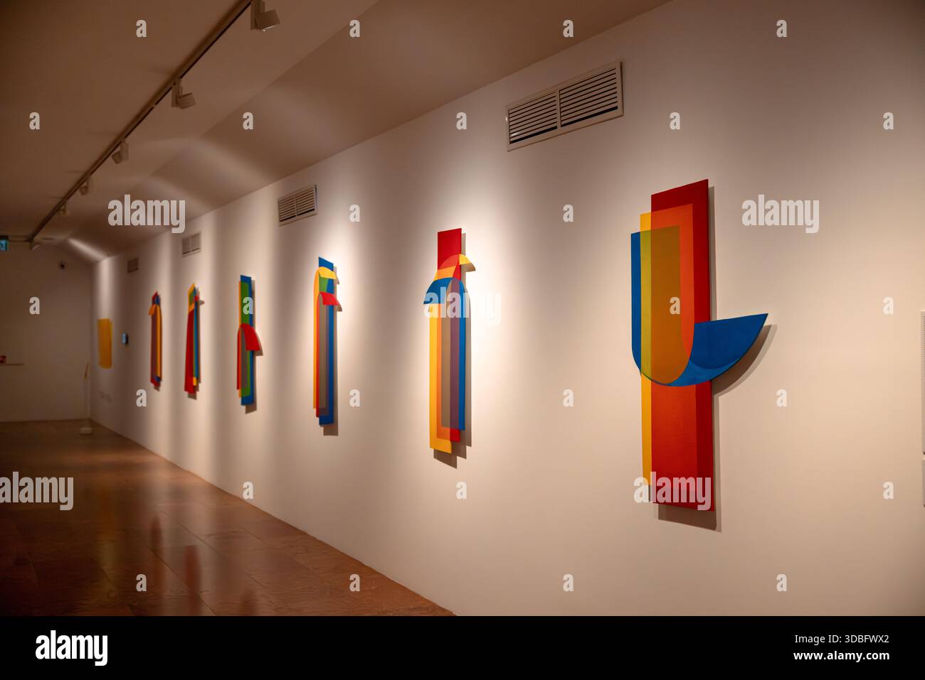 Zeitgenössische abstrakte Kunstwerke, die in der Ungarischen Nationalgalerie im Schloss Buda in Budapest, Ungarn, ausgestellt werden, mit auffälligen geometrischen Formen und modernem Design Stockfoto