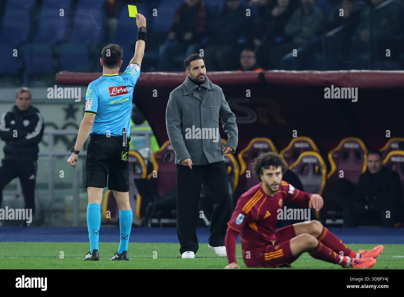 Ermanno Feliciani, Schiedsrichter beim Fußballspiel der Serie A Enilive 2025-2026 zwischen AS Roma und Como 1907 im Olympiastadion. Endpunktzahl; AS Roma 1: 0 Como 1907. Stockfoto