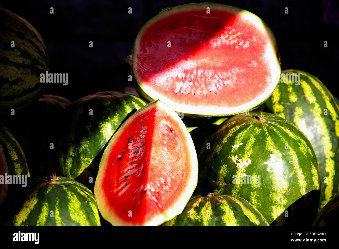 Voller Rahmen von Scheiben von bunten Reifen Wassermelonen (Citrullus lanatus) Stockfoto