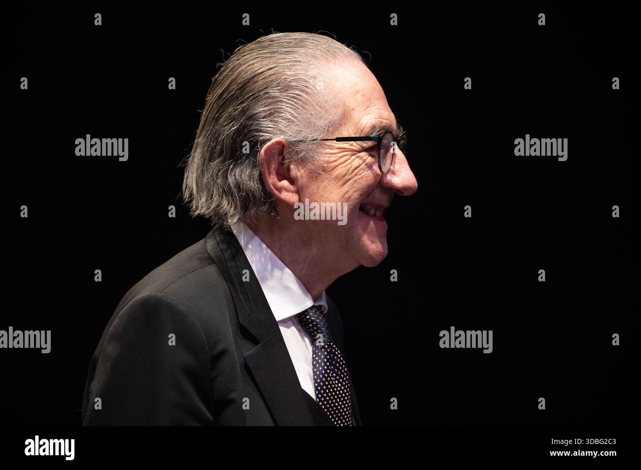 Der belgische Staatsmann Willy Claes, ein renommierter ehemaliger Politiker und ehemaliger Generalsekretär der NATO, ist Gastdirigent des VUB Orchesters in C‑Mine i Stockfoto