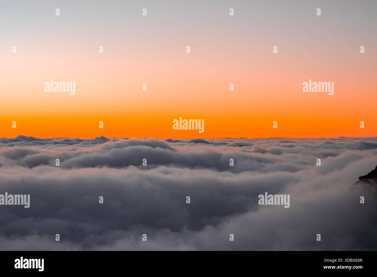 Wolkenumkehr bei Pico do Arieiro, Madeira bei der orangefarbenen Dämmerung Stockfoto