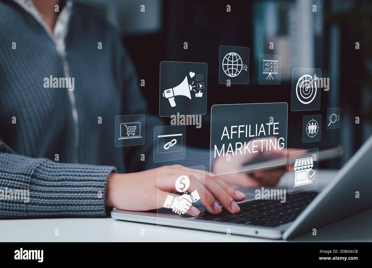 Affiliate-Marketing-Konzept. Frau, die an Laptop- und digitalen Symbolen für die auftragsvergabe, den Verweislink, den E-Commerce, die Monetarisierung, die Werbung für Inhalte, Stockfoto