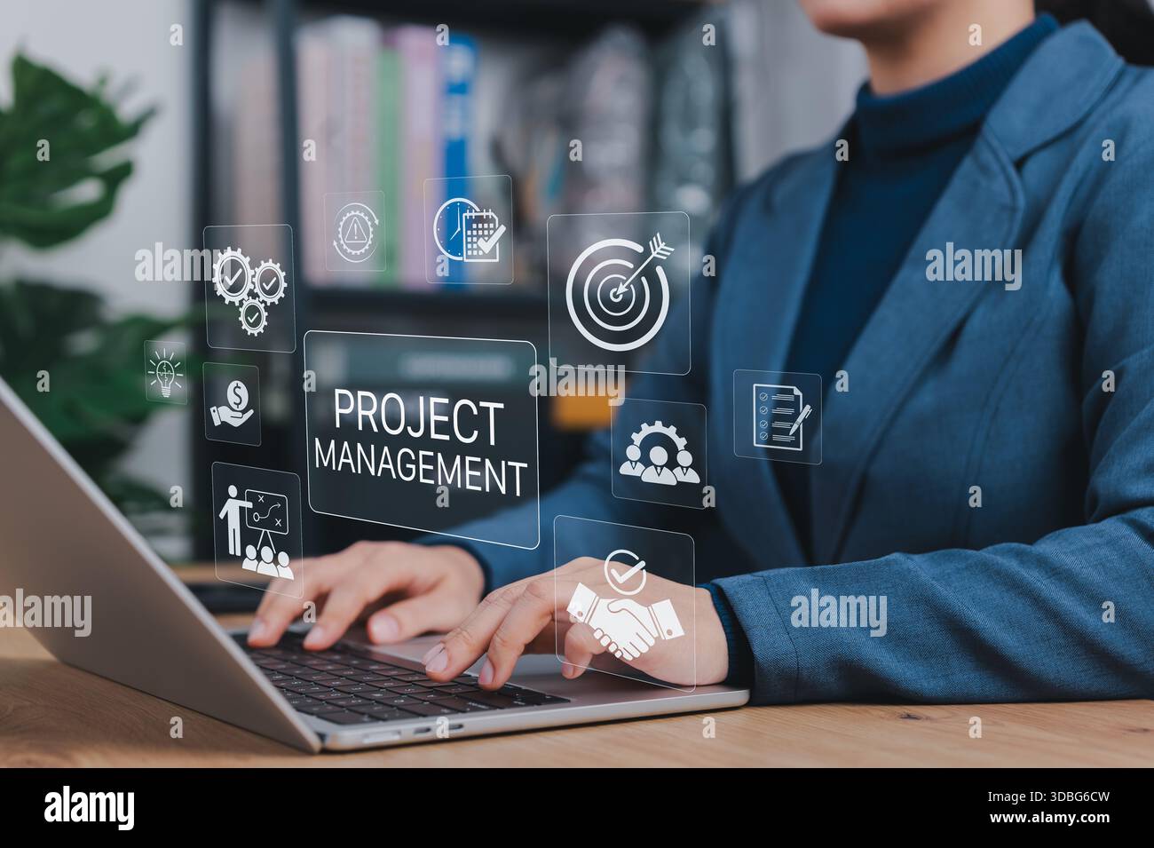 Projektmanagement-Software-Konzept. Geschäftsfrau, die an einem Laptop arbeitet, mit einem Symbol, das Planung, Projektmanager, Aufgabenverfolgung, Ressourcenzuweisung, Stockfoto