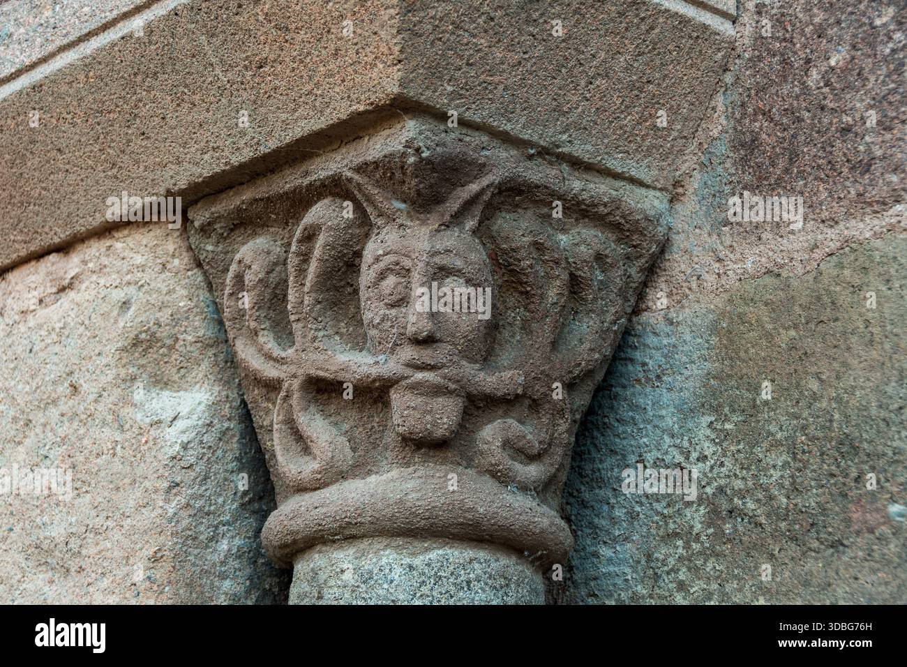 Skulpturale Details auf der Veranda der romanischen Kirche in Azerat Dorf, Haute Loire, Auvergne-Rhone-Alpes, Frankreich Stockfoto
