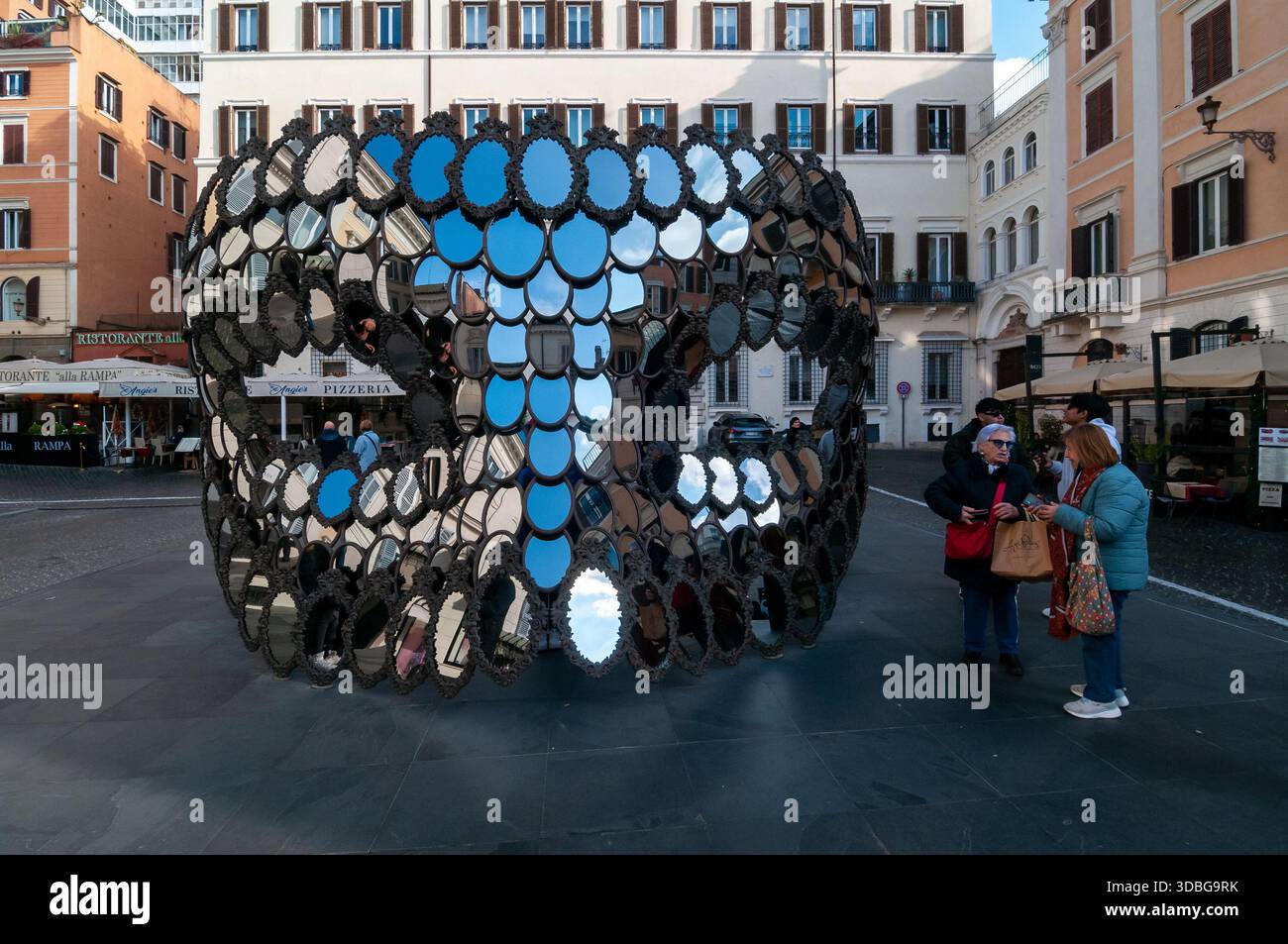 Valentino Garavani und Giancarlo Giammetti Foundation: „Ich werde dein Spiegel sein“, ein Werk der Künstlerin Joana Vasconcelos auf der Piazza Mignanelli, Rom. Stockfoto