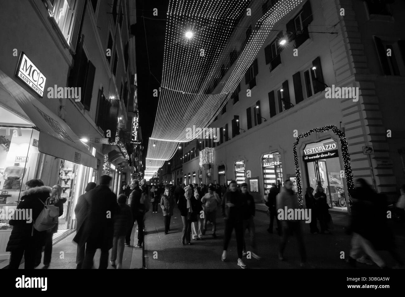 Eine Szene des touristischen Lebens an einem Weihnachtsabend in Rom an der Via del Corso. Stockfoto