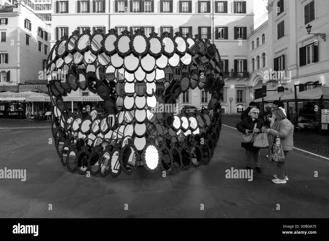 Valentino Garavani und Giancarlo Giammetti Foundation: „Ich werde dein Spiegel sein“, ein Werk der Künstlerin Joana Vasconcelos auf der Piazza Mignanelli, Rom. Stockfoto