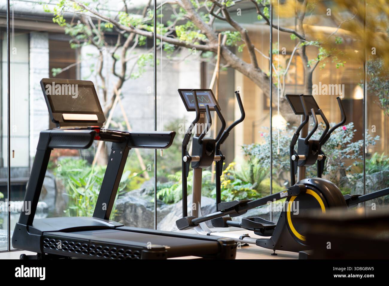 Fitnessgerät mit Bildschirm für Fenster Stockfoto