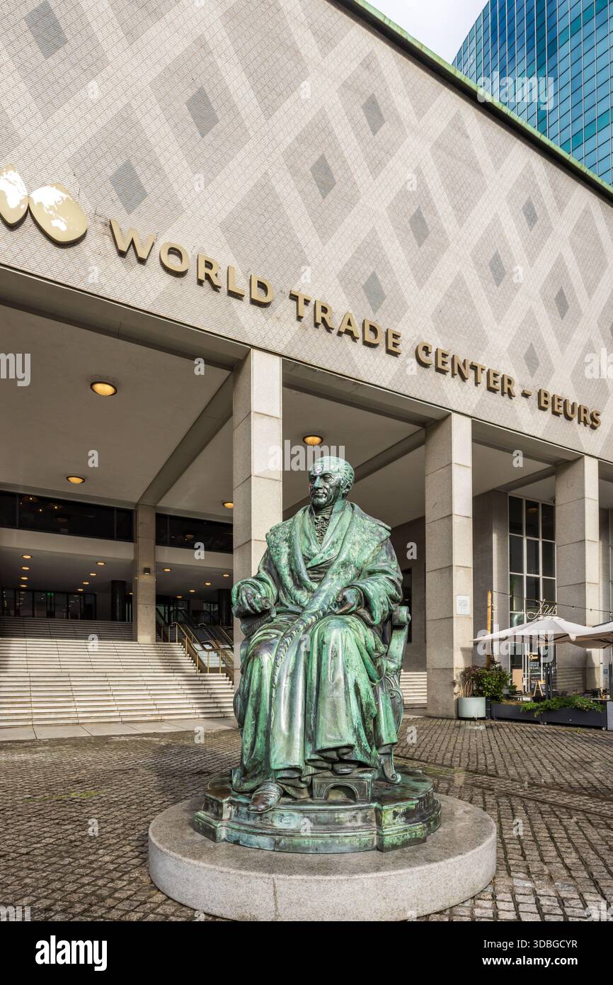 Statue von Gijsbert Karel van Hogendorp vor dem World Trade Centre in Rotterdam Stockfoto