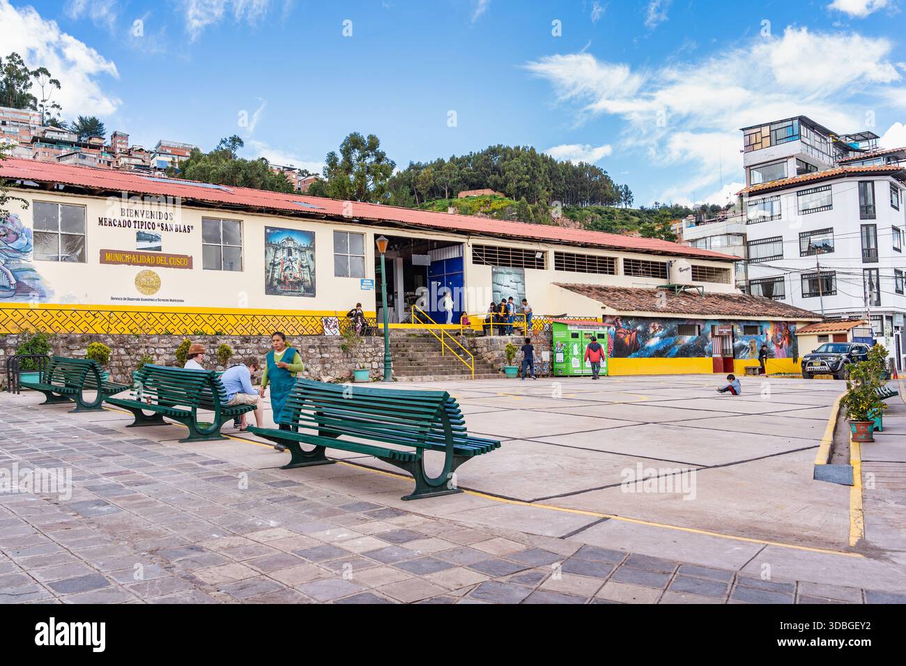 Cusco, Peru - 19. März 2025: Blick auf den Mercado San Blas (San Blas Markt) am Morgen. Stockfoto