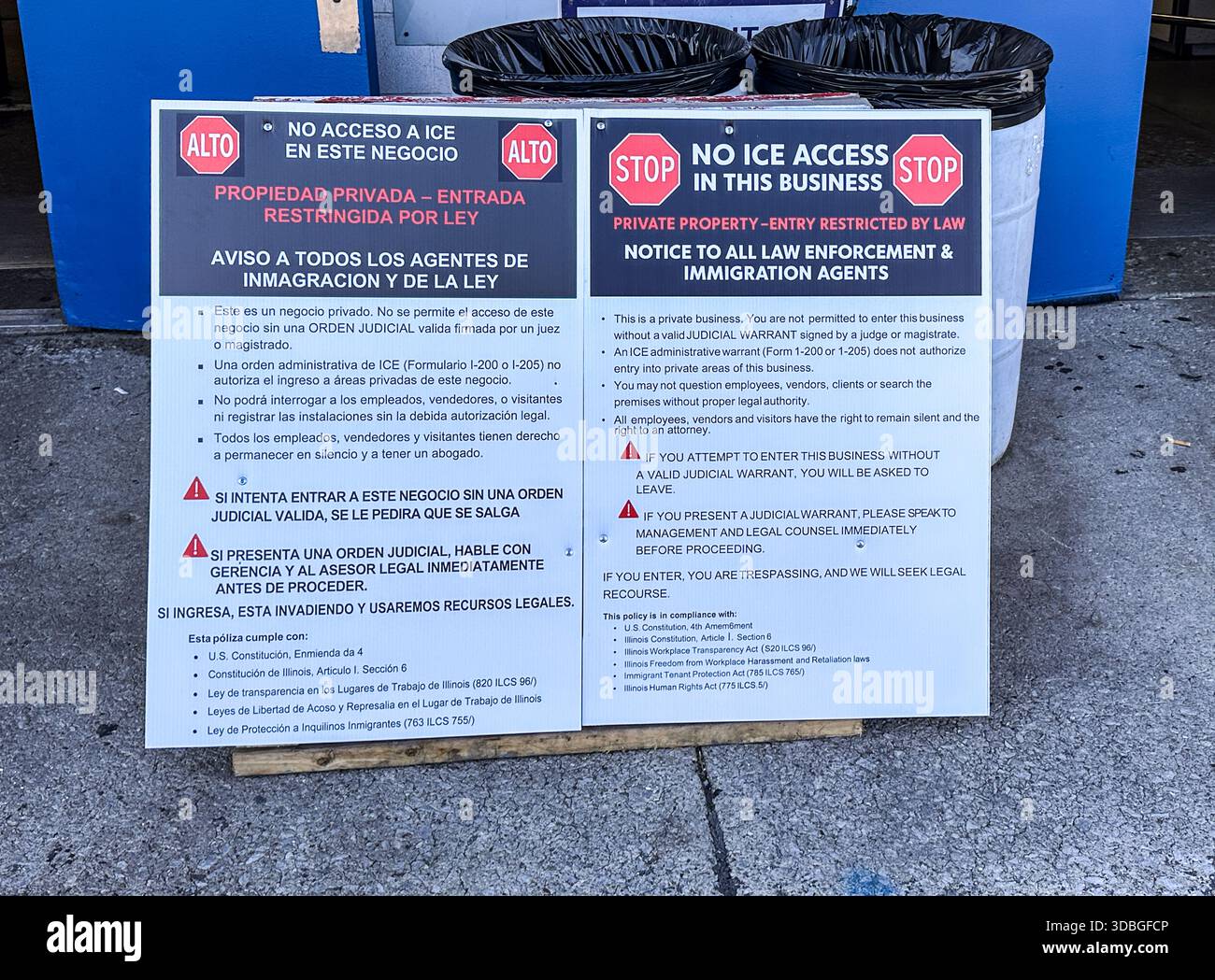 Am Eingang eines Unternehmens auf Englisch und Spanisch abgibt, um US-Einwanderungs- und Zollbeamte darauf hinzuweisen, dass sie nicht einreisen dürfen. - Smartphone-aufgenommenes Stockfoto