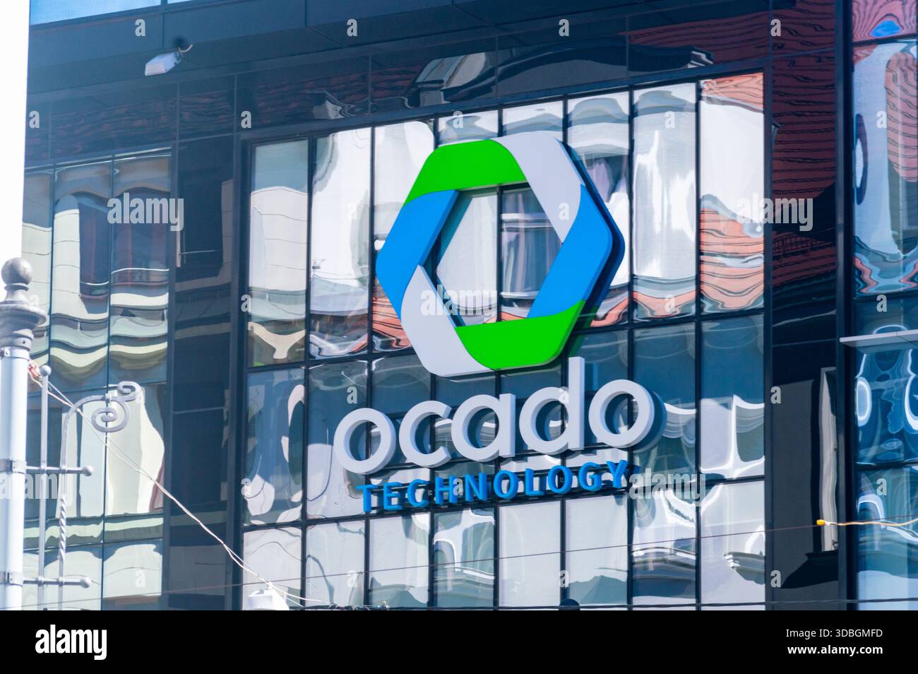 Breslau, Polen - 21. September 2025: Logo und Zeichen von ocado Technology. Stockfoto
