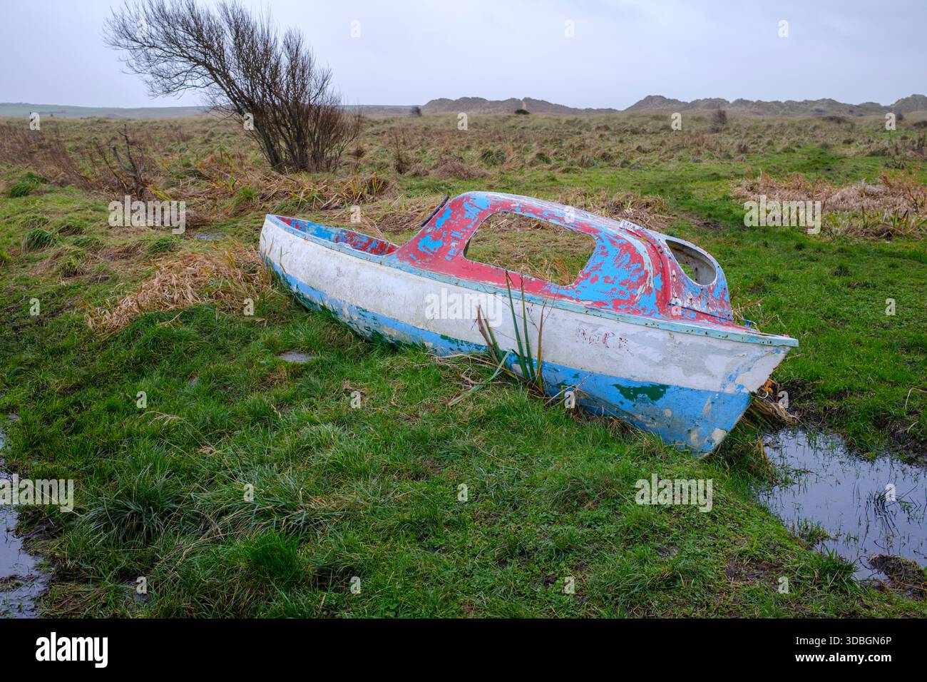 Ein verlassenes Boot oberhalb der Flut-Linie bei Aberffraw, Anglesey, Wales. Stockfoto
