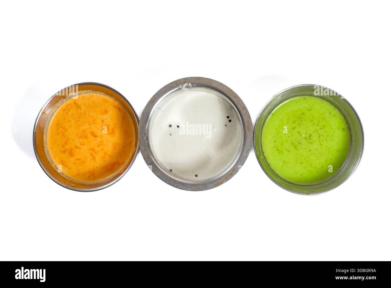 Ein klares Bild von oben von drei klassischen südindischen Chutneys, würziges rotes Chutney, traditionelles Kokos-Chutney und frisches grünes Chutney, serviert in Stai Stockfoto