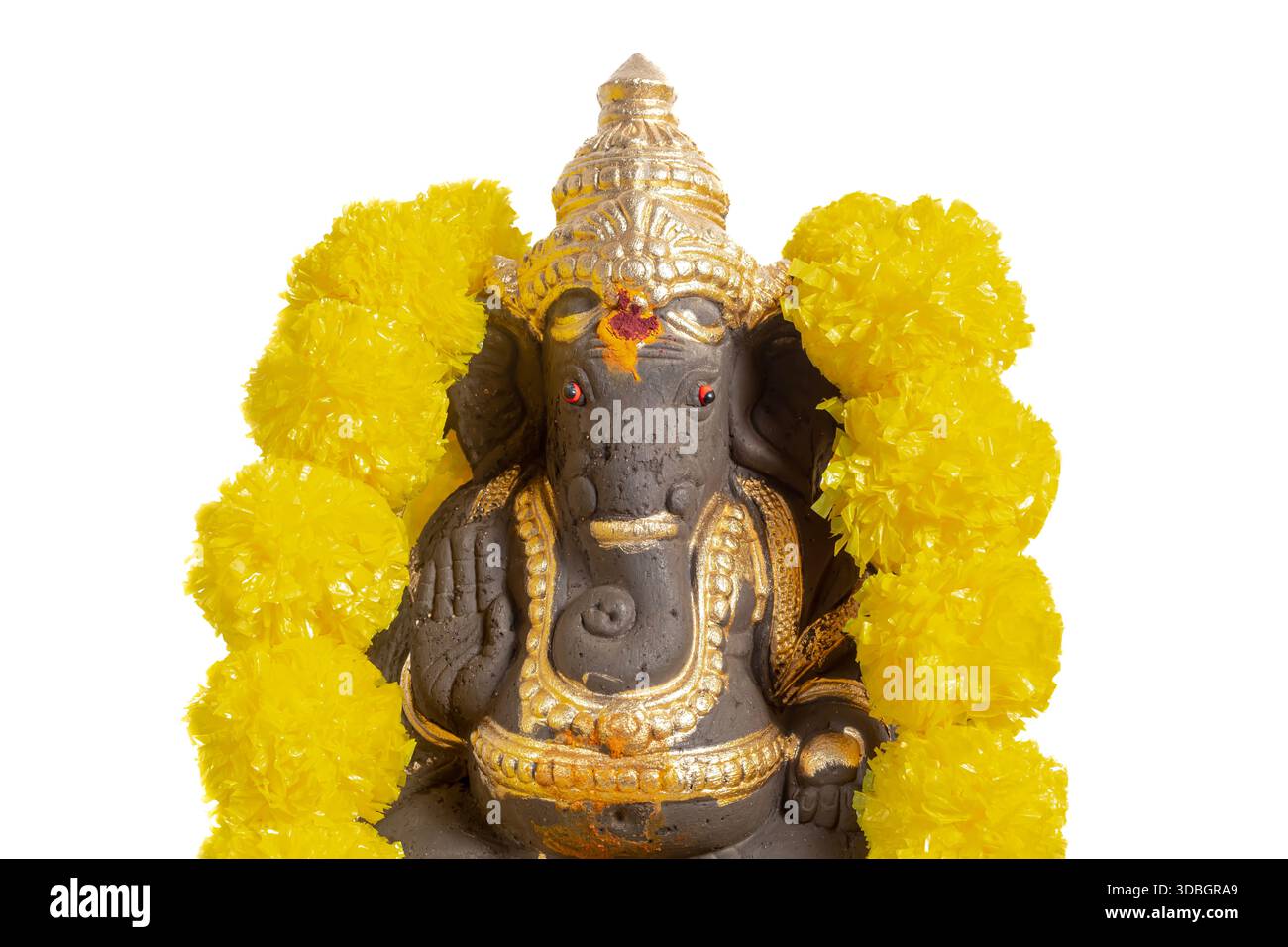 Dunkelgraue Ganesha-Statue mit goldenen Verzierungen, bedeckt mit einer hellgelben Ringelblumengirlande. Geeignet für hinduistische Rituale, Hausaltäre und Kultur Stockfoto