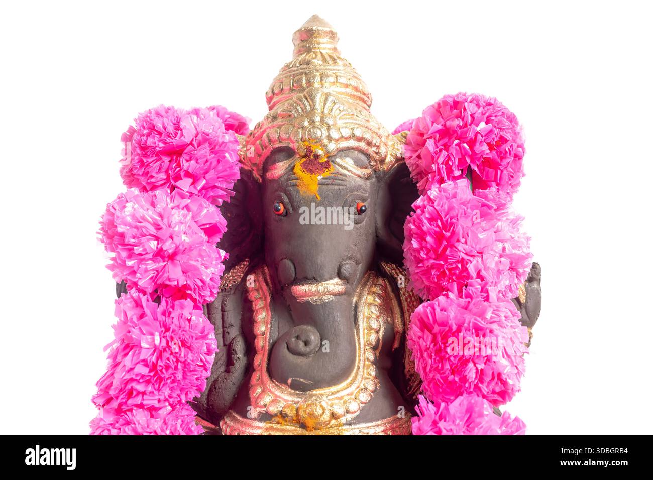 Ganesha-Idol mit rosa Blumengirlande und goldenen Ornamenten. Geeignet für religiöse, feste und kulturelle Kontexte. Stockfoto