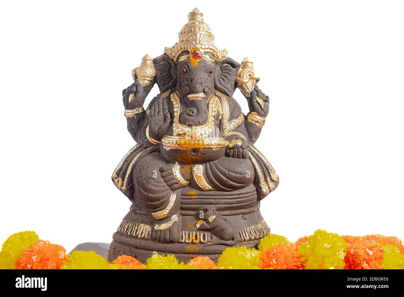 Eine klassische Ganesha-Statue mit Blumengirlande auf einem sauberen weißen Hintergrund, die hinduistische Spiritualität und hingebungsvolle Themen repräsentiert. Stockfoto