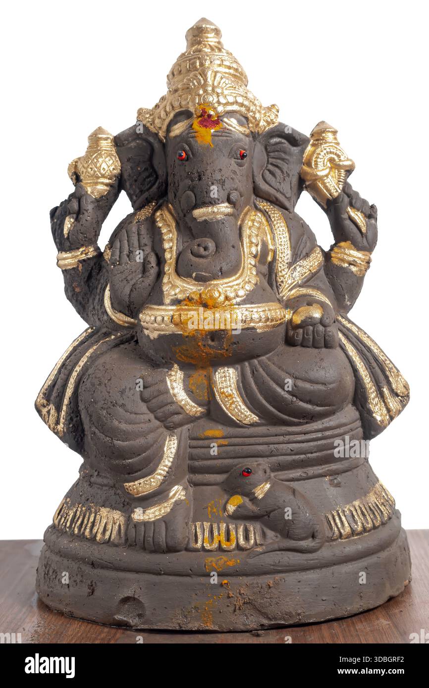Ton Ganesha Idol mit goldfarbener Dekoration auf weißem Hintergrund. Geeignet für Ganesha Chaturthi, Hindufestival Themen, Spiritualität und Stockfoto