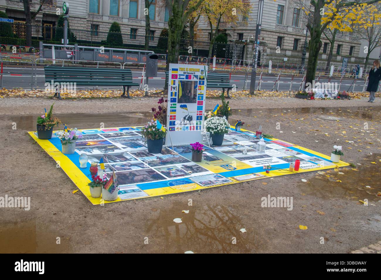 Berlin, Deutschland - 2. November 2025: Protest gegen den Krieg zwischen Russland und der Ukraine in der Nähe der russischen Botschaft in Berlin. Stockfoto