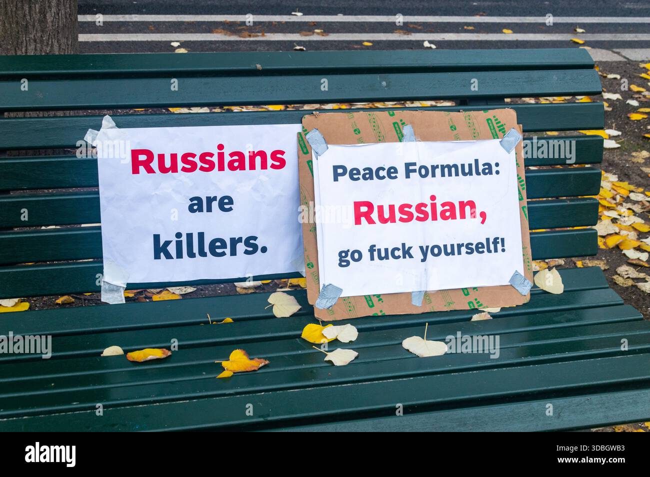 Berlin, Deutschland - 2. November 2025: Anti-Kriegs-Banner zwischen Russland und der Ukraine in der Nähe der russischen Botschaft in Berlin. Stockfoto