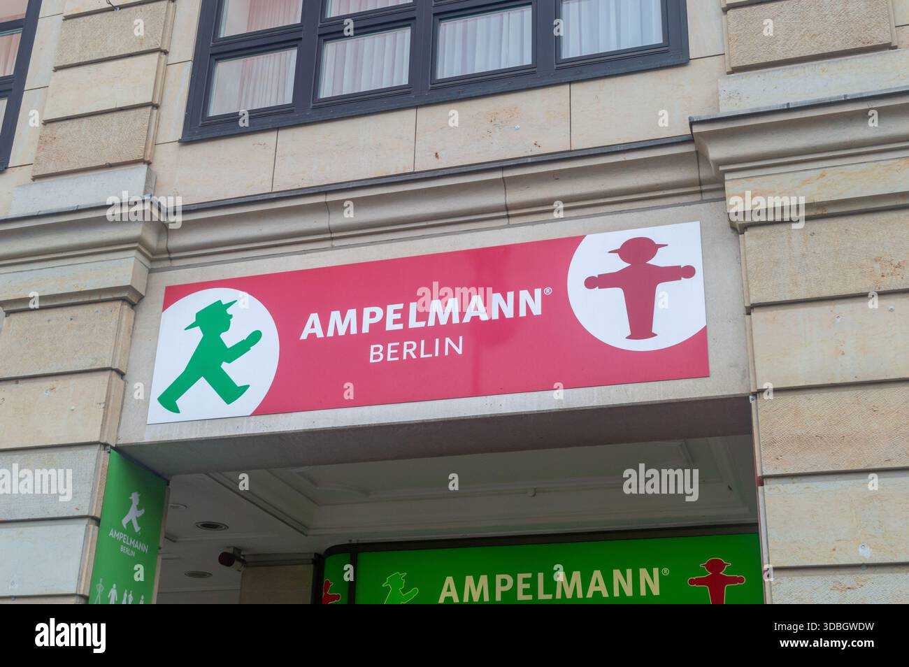 Berlin - 2. November 2025: Ampelann Berlin, Symbol der Fußgängersignale in Berlin. Stockfoto