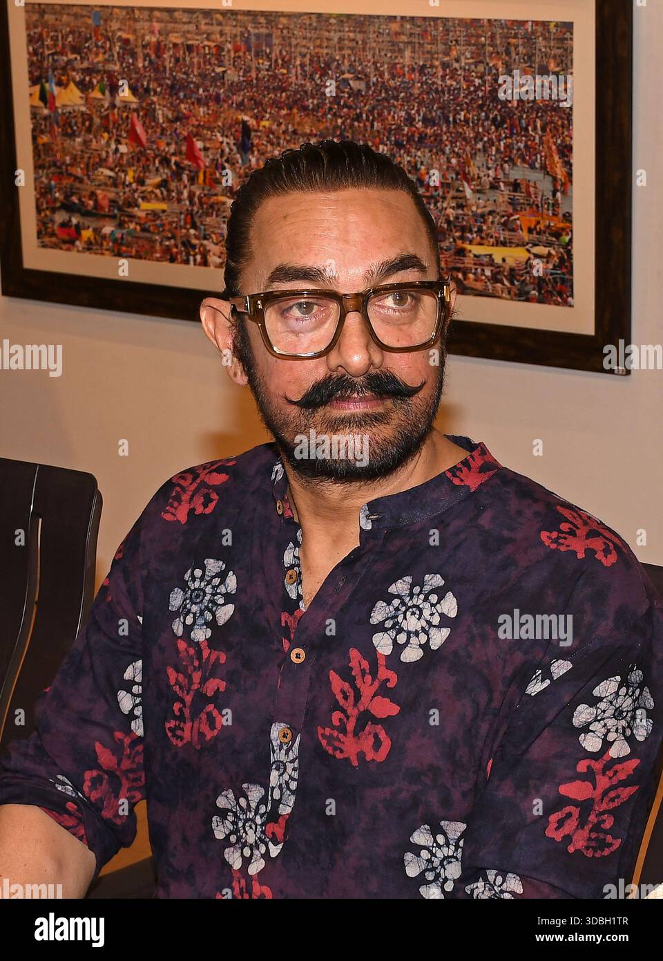 Mumbai, Indien. Dezember 2025. Der Bollywood-Schauspieler Aamir Khan wird während der Eröffnung einer Fotoausstellung in Maha Kumbh Mela gesehen. Quelle: SOPA Images Limited/Alamy Live News Stockfoto