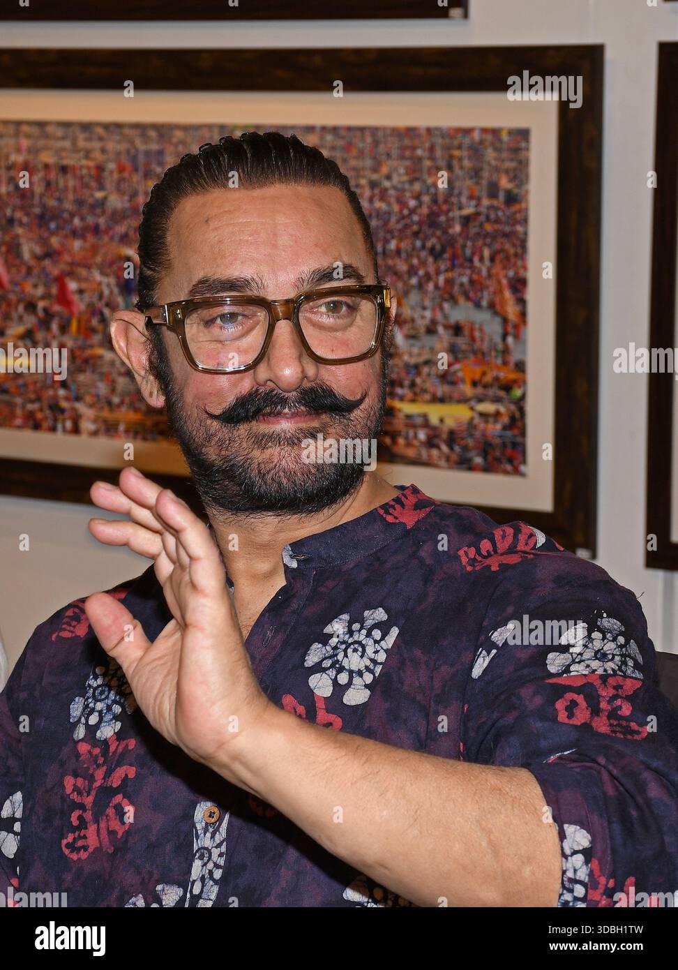 Mumbai, Indien. Dezember 2025. Der Bollywood-Schauspieler Aamir Khan wird während der Eröffnung einer Fotoausstellung in Maha Kumbh Mela gesehen. Quelle: SOPA Images Limited/Alamy Live News Stockfoto