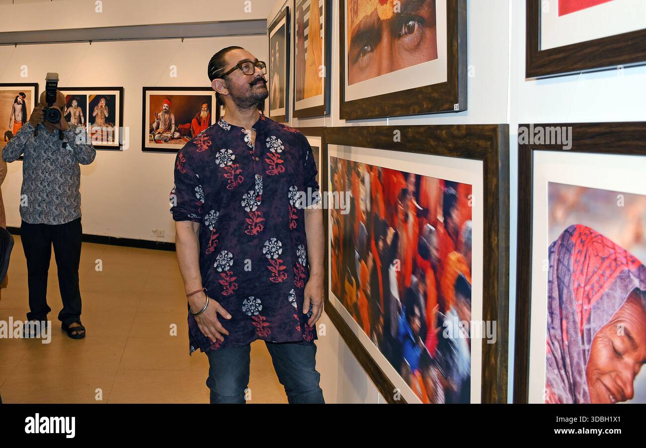 Mumbai, Indien. Dezember 2025. Bollywood-Schauspieler Aamir Khan schaut sich die Fotos an, die in der Ausstellung in Maha Kumbh Mela gezeigt wurden. Quelle: SOPA Images Limited/Alamy Live News Stockfoto