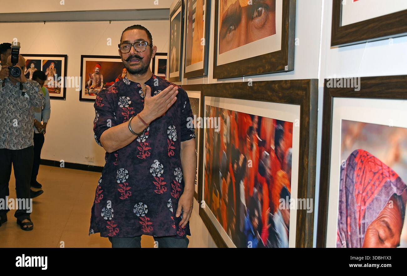 Mumbai, Indien. Dezember 2025. Bollywood-Schauspieler Aamir Khan schaut sich die Fotos an, die in der Ausstellung in Maha Kumbh Mela gezeigt wurden. Quelle: SOPA Images Limited/Alamy Live News Stockfoto