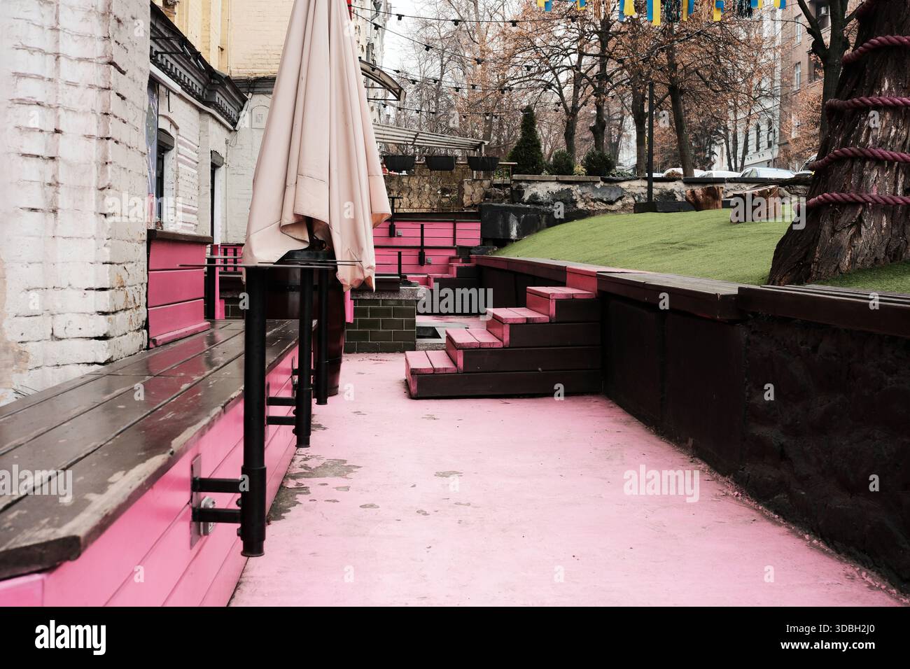 Helle rosa Böden und Stufen schaffen eine fröhliche Atmosphäre zum Entspannen im Freien. Shevchenko Boulevard. Kiew, Ukraine. Dezember 2025. Stockfoto