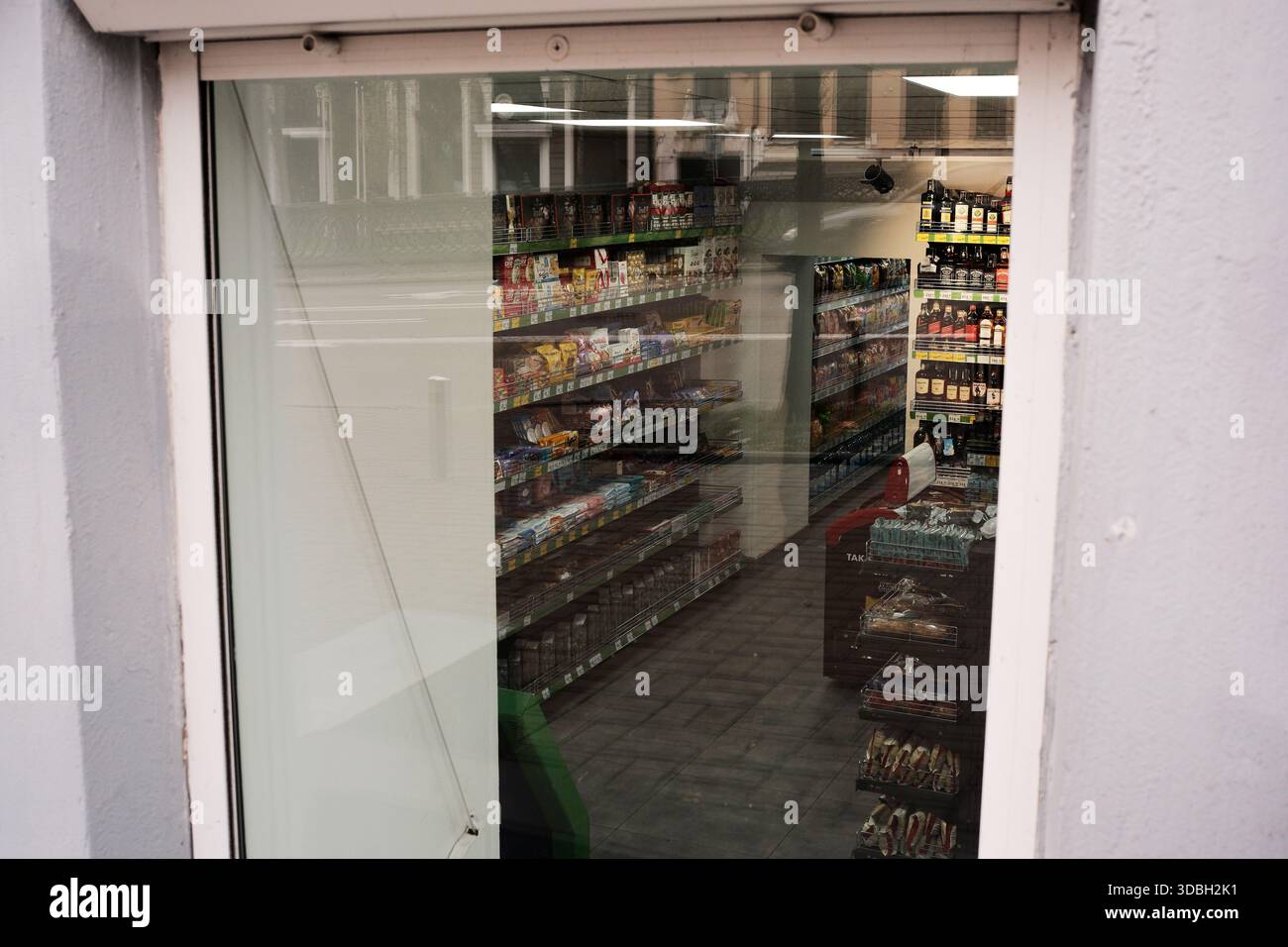 In hellen Regalen finden Sie eine Auswahl an Snacks und Getränken in einem einladenden Geschäft. Shevchenko Boulevard. Kiew, Ukraine. Dezember 2025. Stockfoto