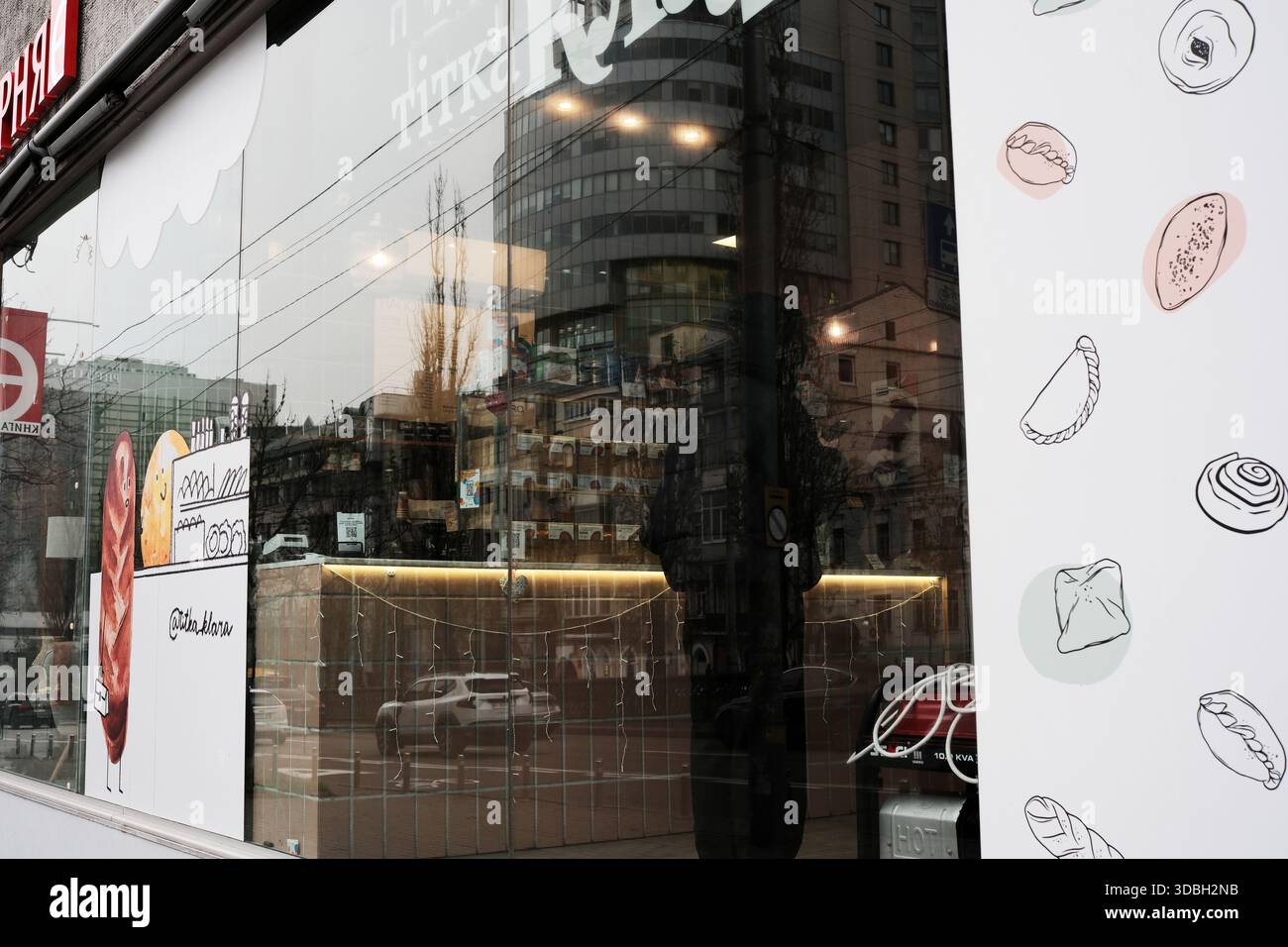 Eine charmante Bäckerei zeigt künstlerische Designs und köstliche Leckereien im Inneren. Kiew, Ukraine. Dezember 2025. Stockfoto