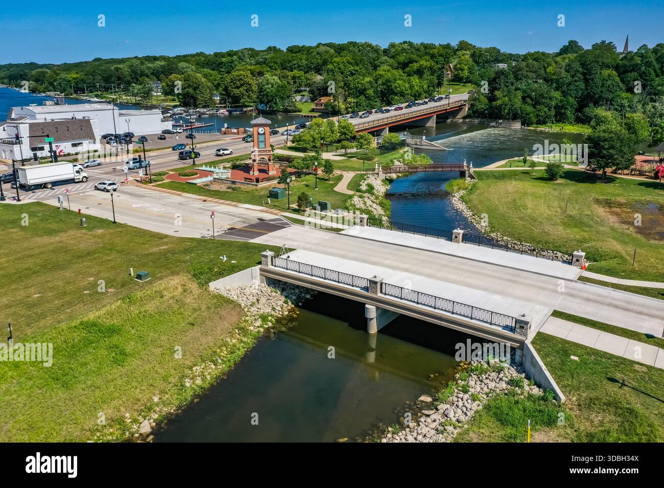 Blick aus der Vogelperspektive auf die Innenstadt von Algonquin Illinois entlang des Fox River mit Straßenlandschaften am Flussufer, Brückenüberquerung, Yachthafen und lokalen Unternehmen. Stockfoto
