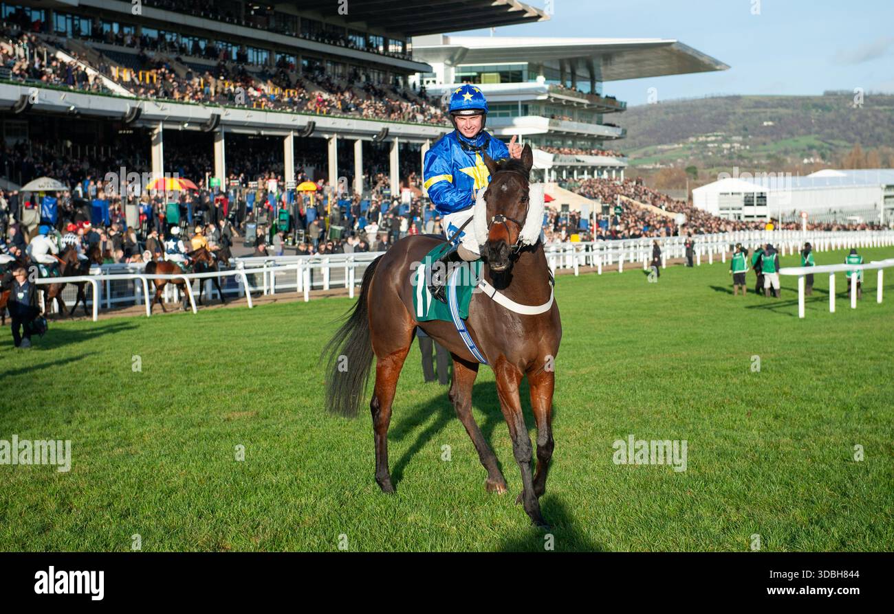 Cheltenham, Vereinigtes Königreich. Samstag, 13. Dezember 2025 Glengouly und Sean Bowen gewinnen den Support the Hunt Family Fund December Gold Cup Handicap Chase Stockfoto
