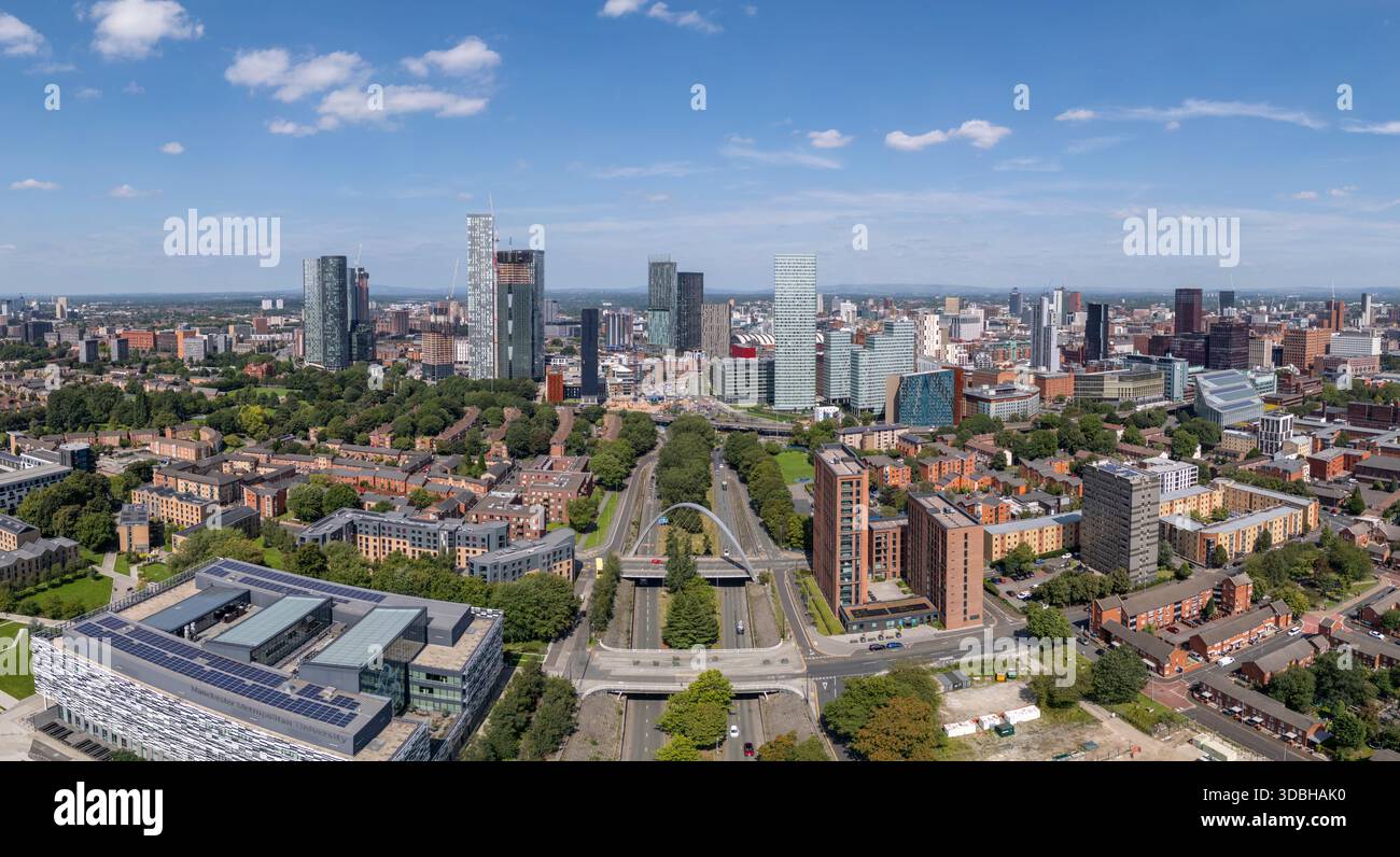 Panoramablick auf die Skyline von Manchester, ca. nach Norden entlang der Princess Road in der Nähe der Hulme Arch Bridge, Großbritannien. Stockfoto