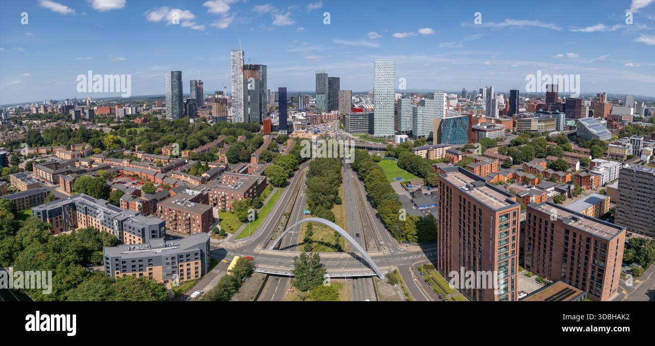 Panoramablick auf die Skyline von Manchester, ca. nach Norden entlang der Princess Road in der Nähe der Hulme Arch Bridge, Großbritannien. Stockfoto