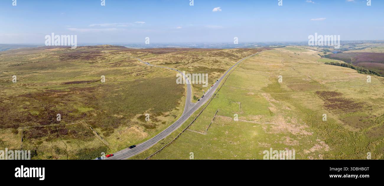 Panoramablick auf die Holmfirth Road (A635) an der Kreuzung mit der Wessenden Head Road am nördlichen Ende des Peak District National Park, Großbritannien. Stockfoto