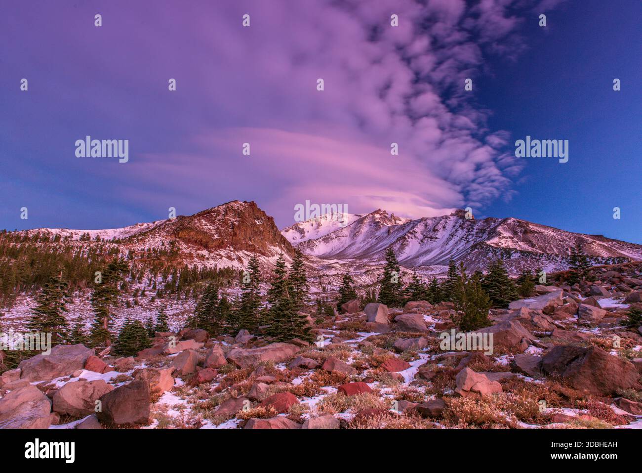 Dämmerung, Lenticular Cloud, Panther Meadow, Mount Shasta, Shasta-Trinity National Forest, Kalifornien Stockfoto