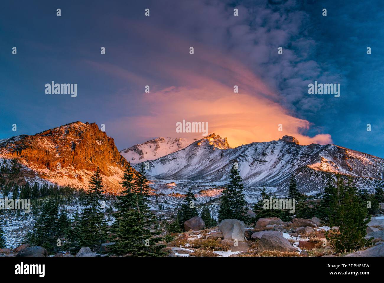 Sonnenaufgang, Lenticular Clouds, Mount Shasta, Shasta-Trinity National Forest, Kalifornien Stockfoto