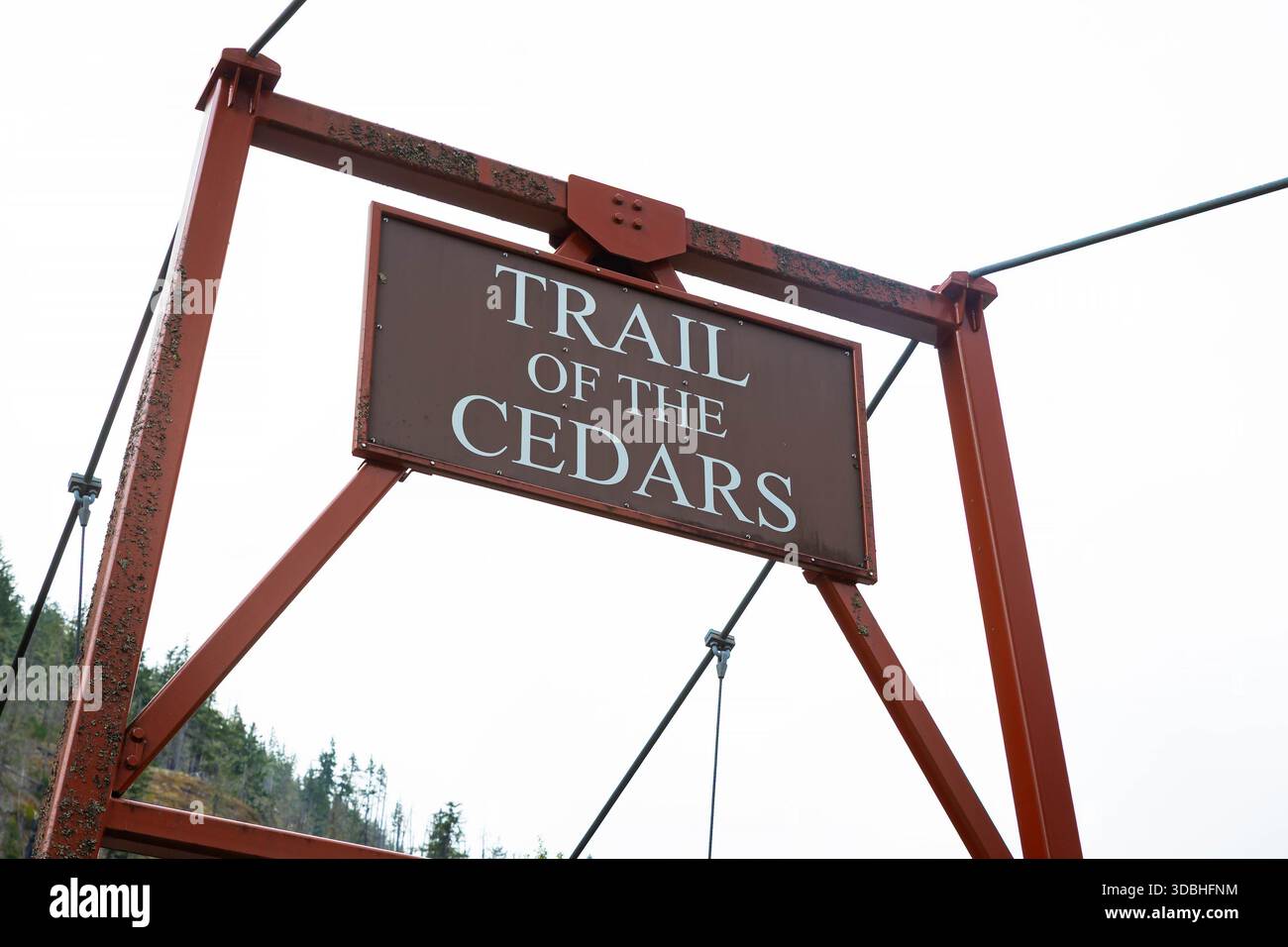 Ein malerischer Blick zeigt das unverwechselbare Wegweiser für den Trail of the Cedars, der Besucher des alten Waldes von North Cascades National begrüßt Stockfoto