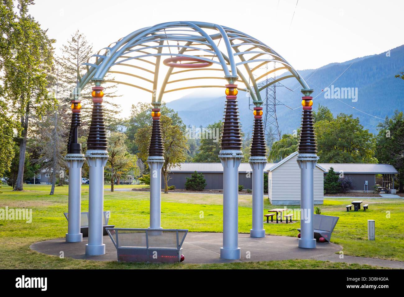 Newhalem, WA, USA - 12. September 2025: Ruhiger, gepflegter Grünbereich des Newhalem City Park, ein ruhiger Ort für Erholung im Norden von Casca Stockfoto